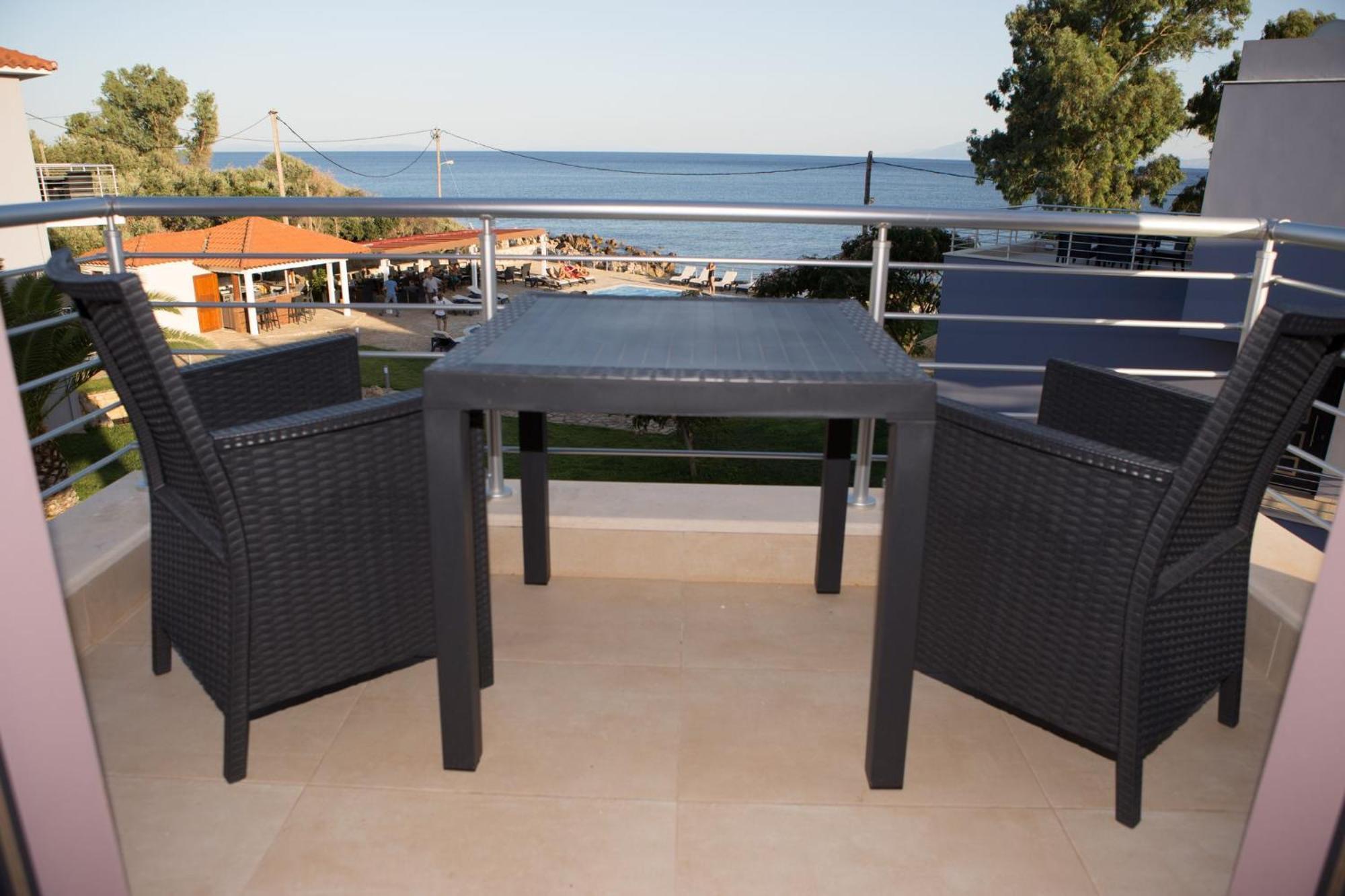 Blue Waves Luxury Suites By The Sea Plomari Luaran gambar