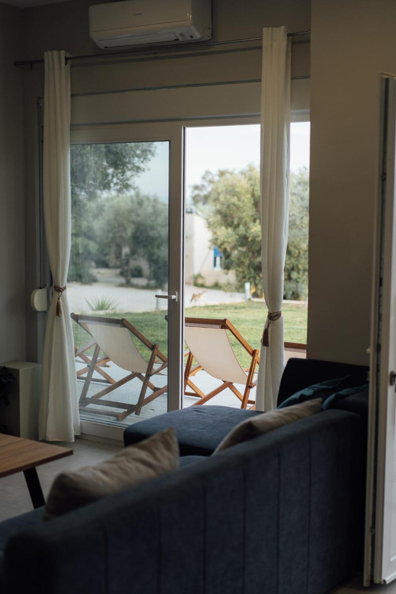 Blue Waves Luxury Suites By The Sea Plomari Luaran gambar