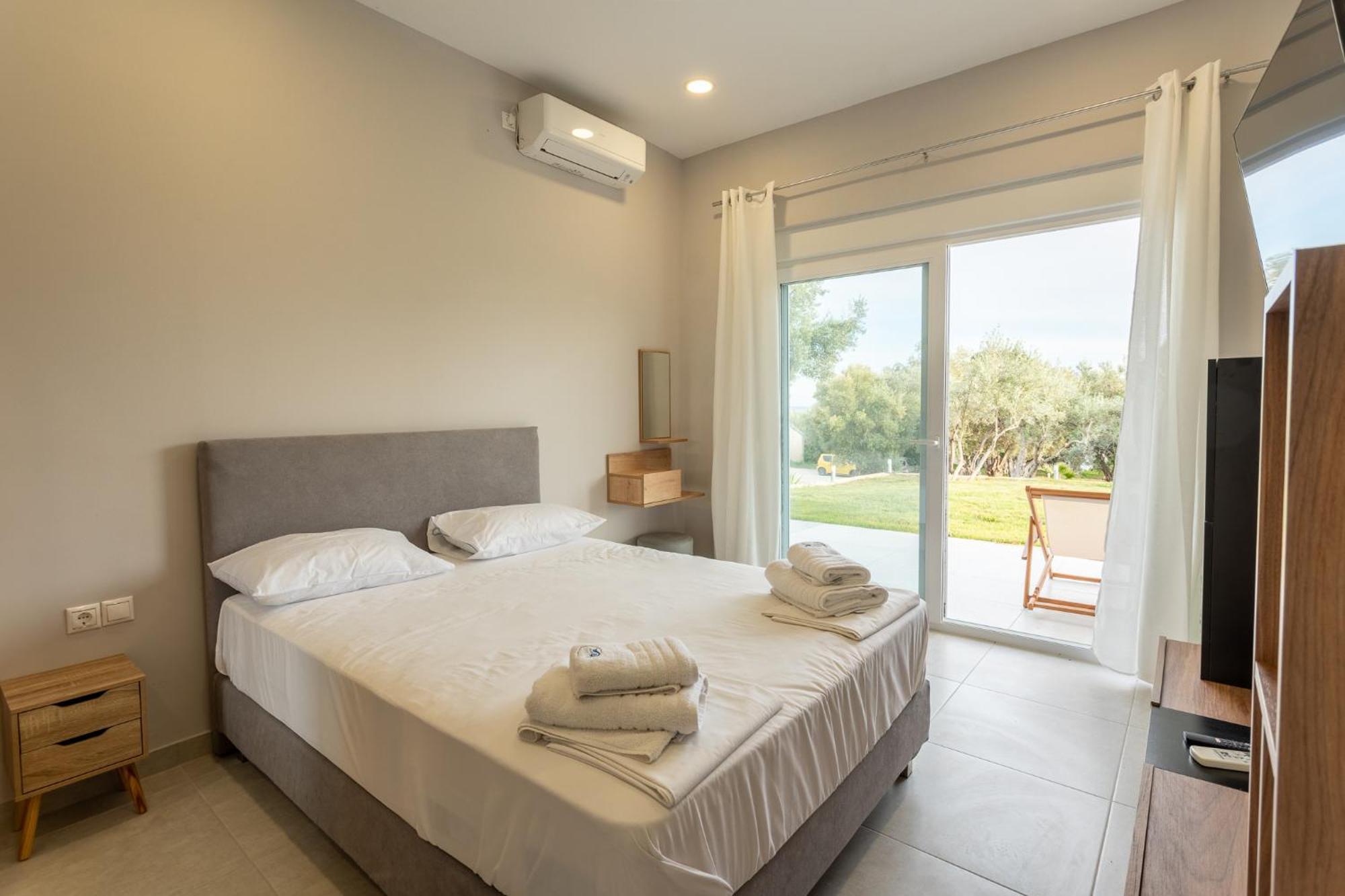 Blue Waves Luxury Suites By The Sea Plomari Luaran gambar
