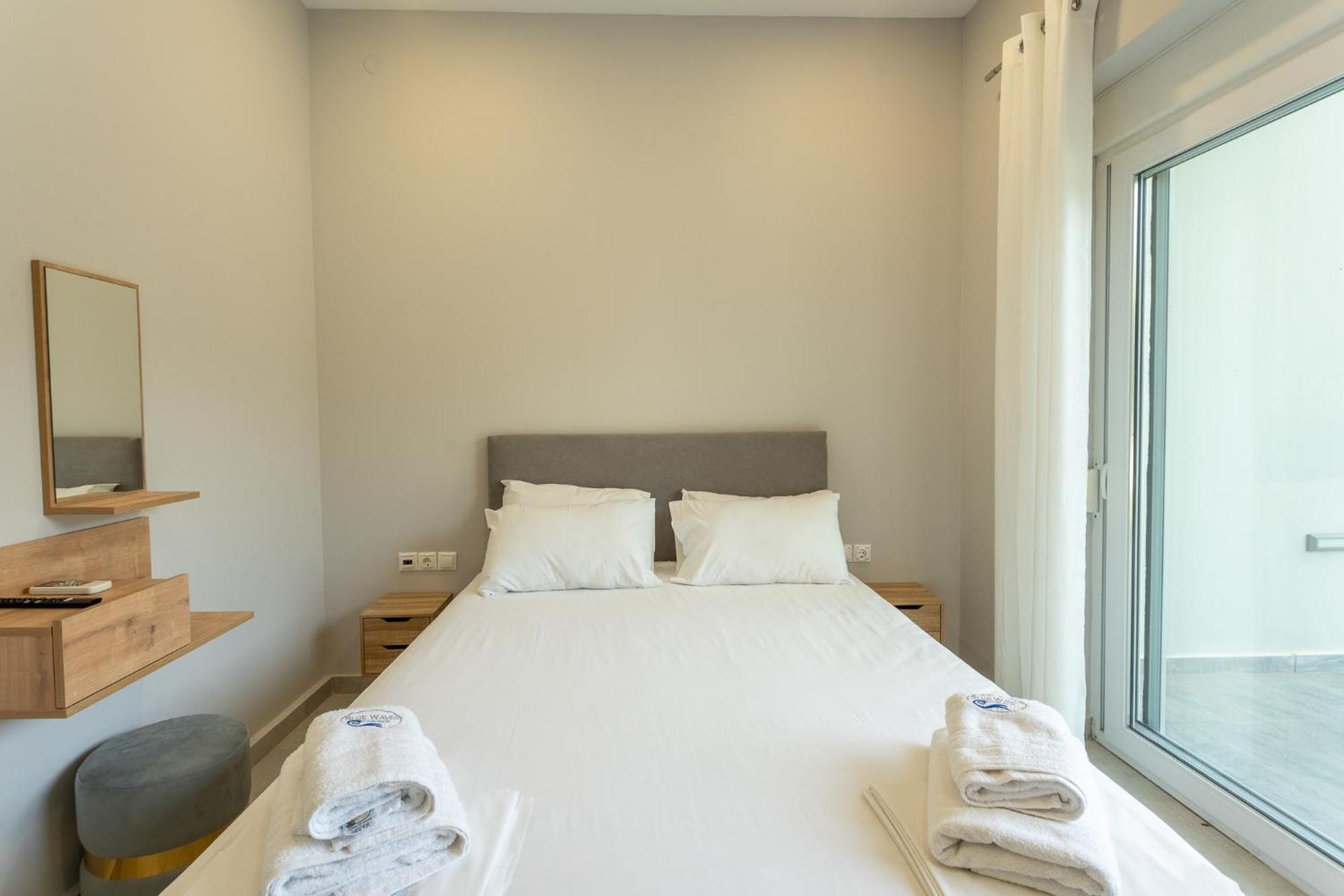 Blue Waves Luxury Suites By The Sea Plomari Luaran gambar