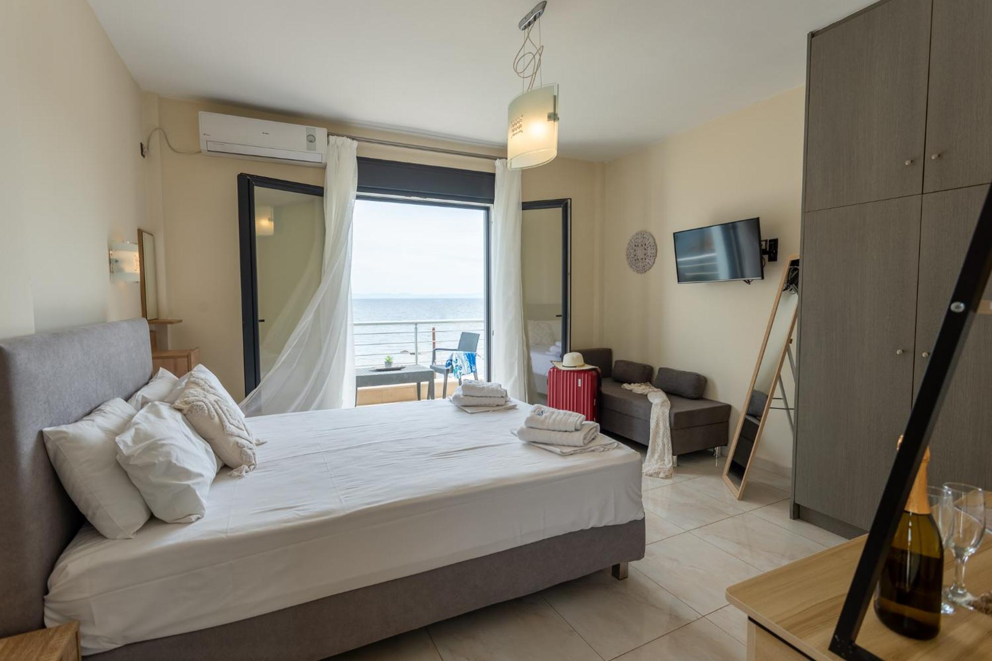 Blue Waves Luxury Suites By The Sea Plomari Luaran gambar