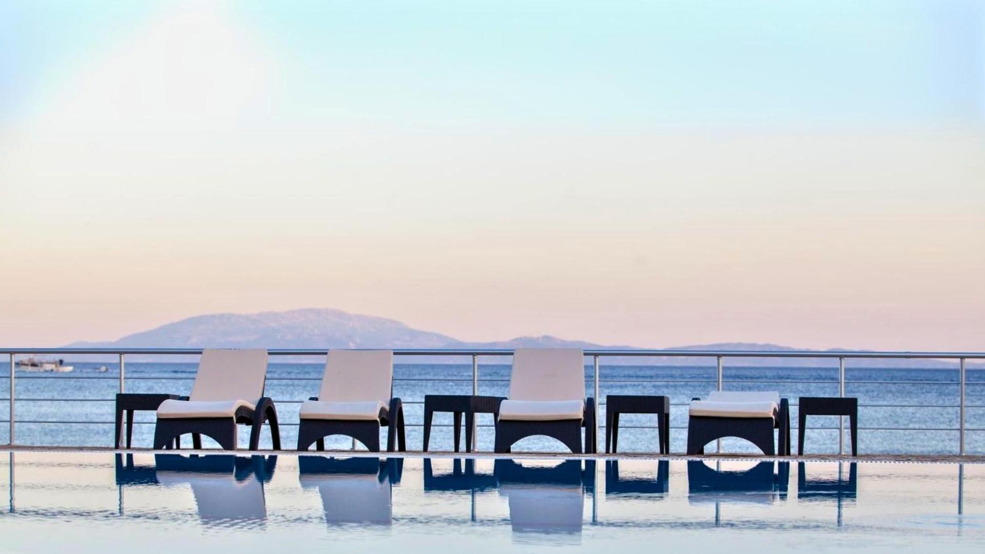 Blue Waves Luxury Suites By The Sea Plomari Luaran gambar