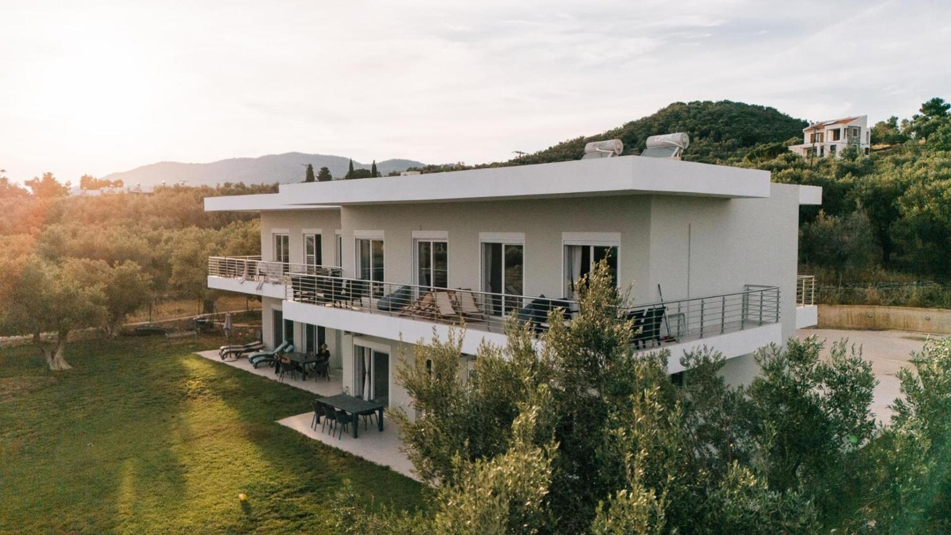 Blue Waves Luxury Suites By The Sea Plomari Luaran gambar